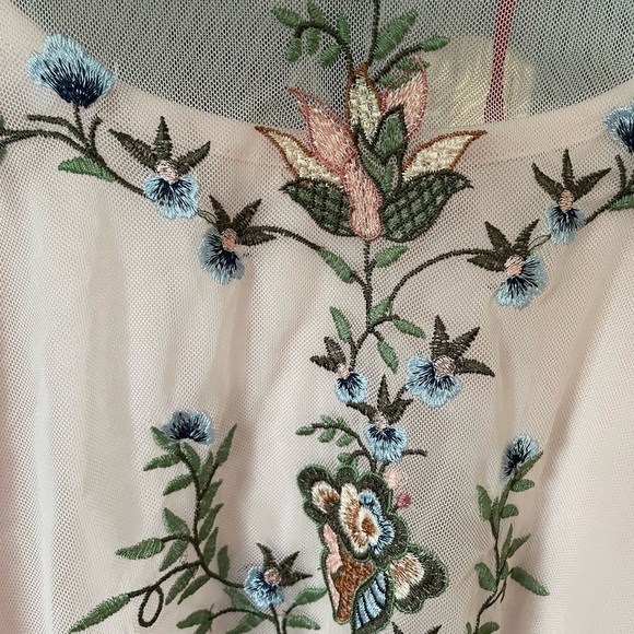 Beautiful sheer top NWT - Picture 4 of 5